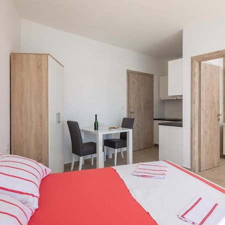 Absolute Beach Holidays Apartment Dugi Rat Ngoại thất bức ảnh