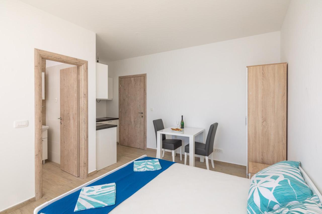 Absolute Beach Holidays Apartment Dugi Rat Ngoại thất bức ảnh