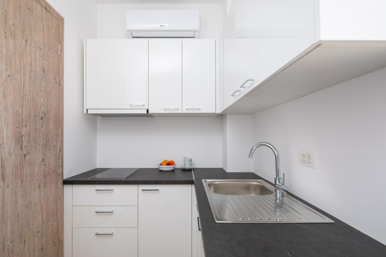 Absolute Beach Holidays Apartment Dugi Rat Ngoại thất bức ảnh