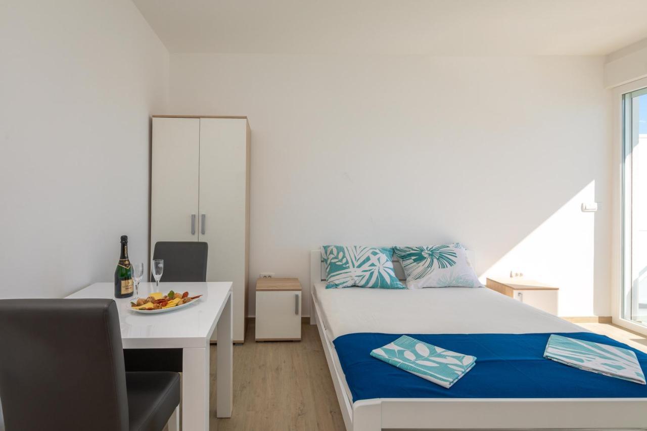 Absolute Beach Holidays Apartment Dugi Rat Ngoại thất bức ảnh