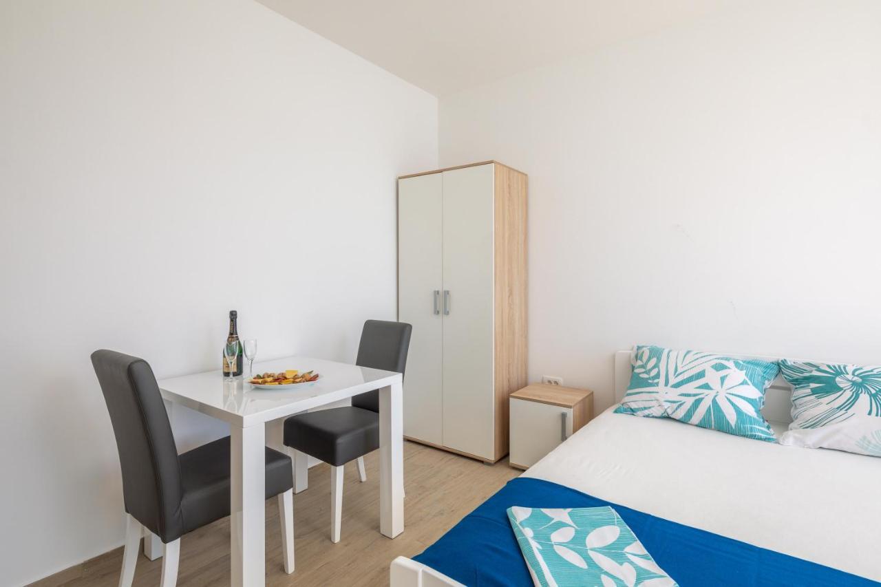 Absolute Beach Holidays Apartment Dugi Rat Ngoại thất bức ảnh