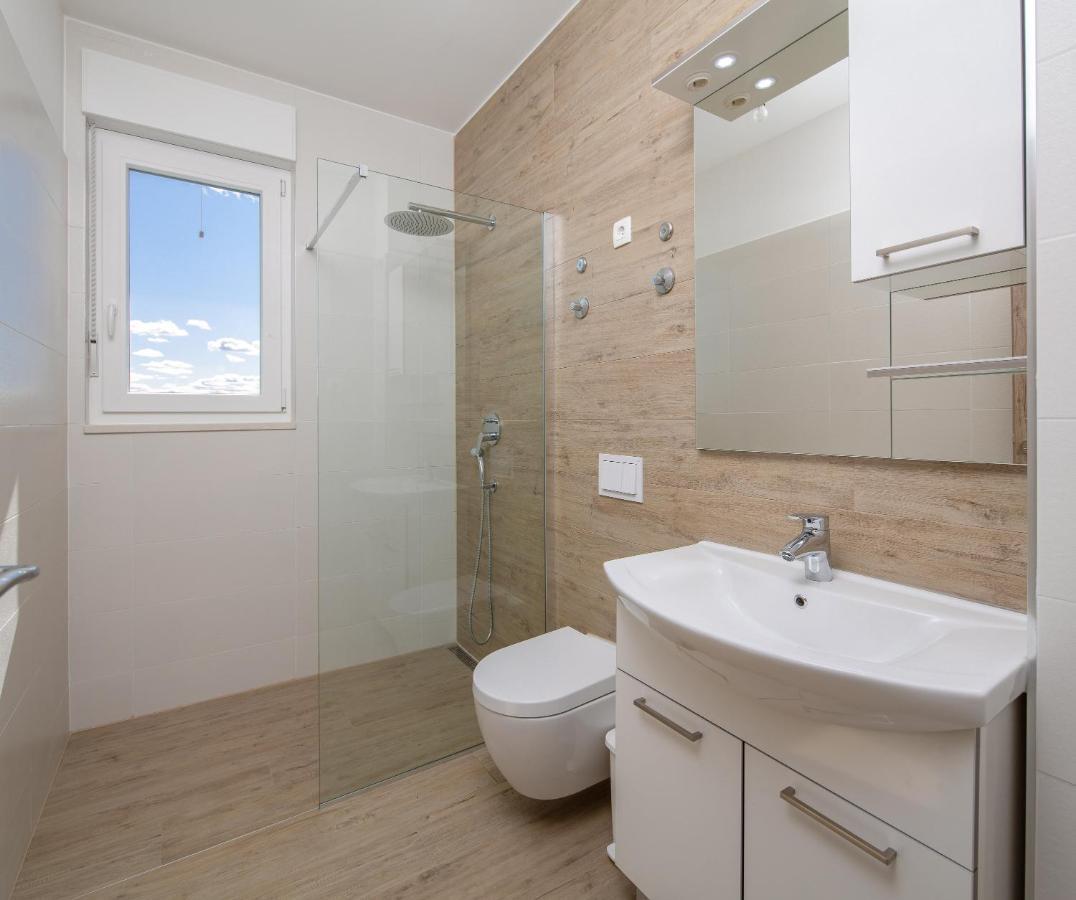 Absolute Beach Holidays Apartment Dugi Rat Ngoại thất bức ảnh